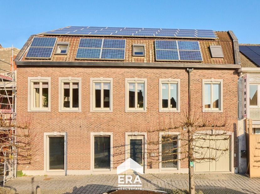 Deze commerciële handelsruimte in het centrum van Peer biedt een uitstekende ligging voor ondernemers die op zoek zijn naar zichtbaarheid en bereikbaa