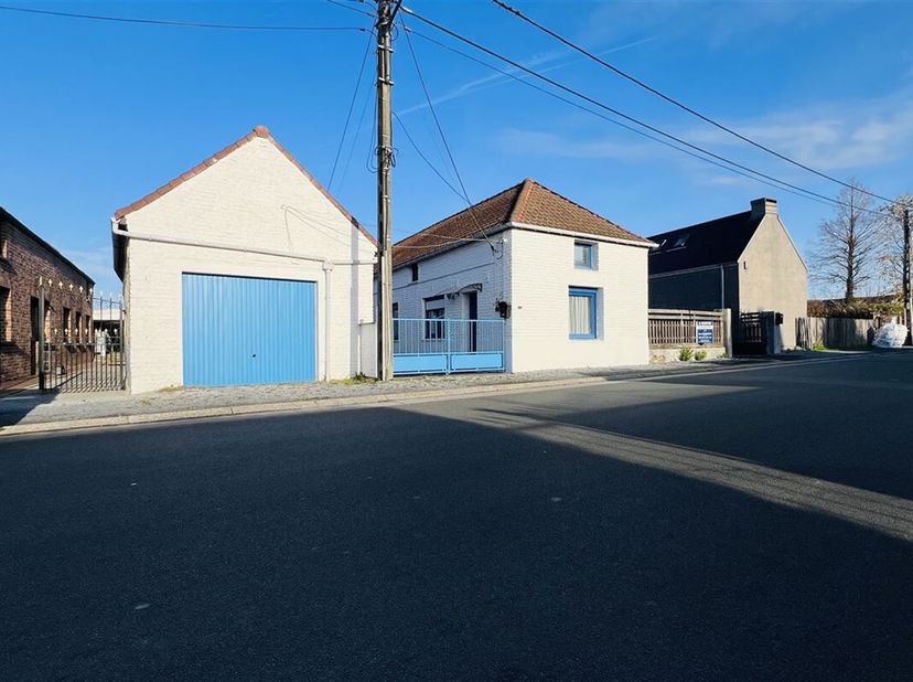 Découvrez cette maison 4 façades, érigée sur une parcelle de 08 ares 30 centiares, offrant un cadre de vie confortable. D&#039;une surface habitable de 123