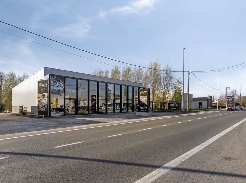 Situé le long de la Gentsesteenweg à Harelbeke, ce bâtiment bénéficie d&#039;une visibilité et d&#039;une accessibilité excellentes.&lt;br /&gt;
Disposition:&lt;br /&gt;
-