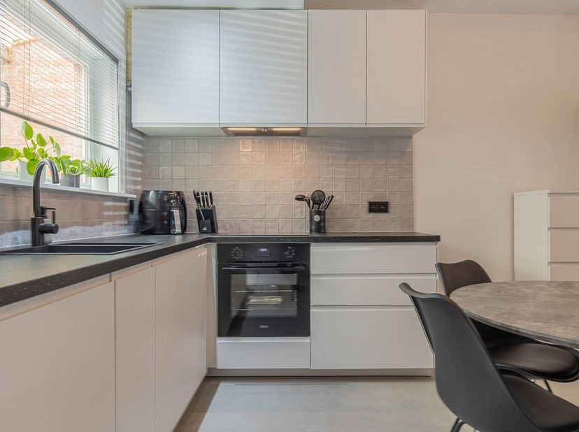 Deze goed gelegen woning is ingeplant in het centrum van Belsele, op wandelafstand van een grootwarenhuis, bakkers, slagers, winkels, scholen, openbaa