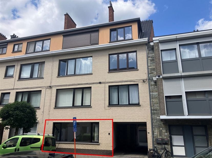 Gelijkvloerse studio te huur op goede locatie. &lt;br /&gt;
 Ligging: Het appartement is centraal gelegen in Runkst binnen de grote ring van Hasselt. De sup