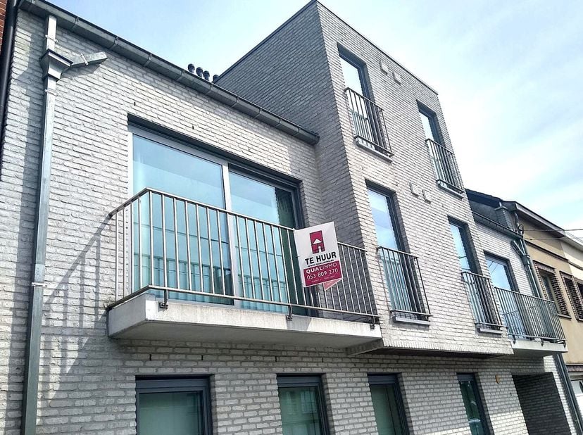 Dit appartement in Lede bevindt zich op de eerste verdieping.  Dit is de ideale woning voor een alleenstaande of een koppel. Het appartement, gebouwd