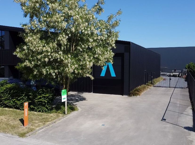 À proximité du périphérique en direction du centre-ville de Roulers se trouve cet entrepôt récent et fonctionnel d&#039;une superficie d&#039;environ 345 m² et