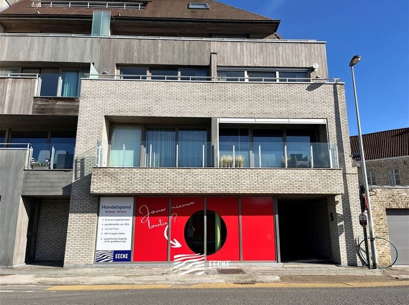 Immeuble commercial spacieux avec une grande visibilité ! Situé sur une route d&#039;accès facile à Veurne, à quelques pas de la Grote Markt et de la gare