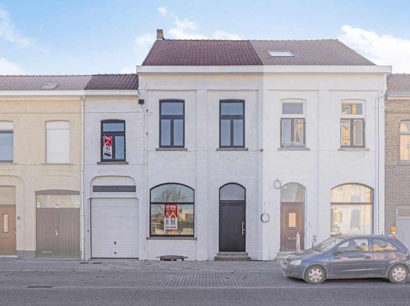 Instapklare, stijlvol gerenoveerde woning met 3 slaapkamers, tuin en garageWelkom in deze gerenoveerde woning, waar stijlvolle afwerking en modern woo
