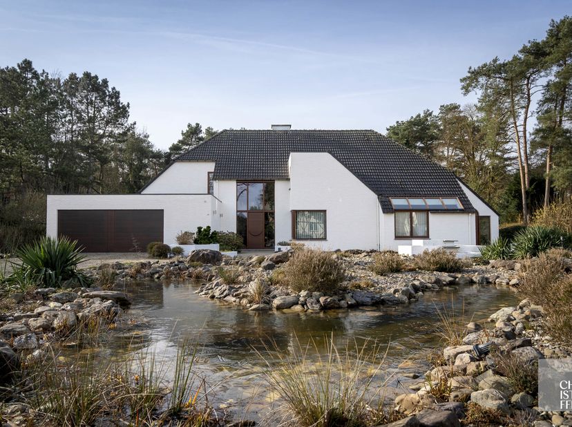 Deze lichtrijke en ruime villa is residentieel gelegen in een groene, bosrijke omgeving met een uitzonderlijke perceelsbreedte van 40 mÂ. De aangelegd