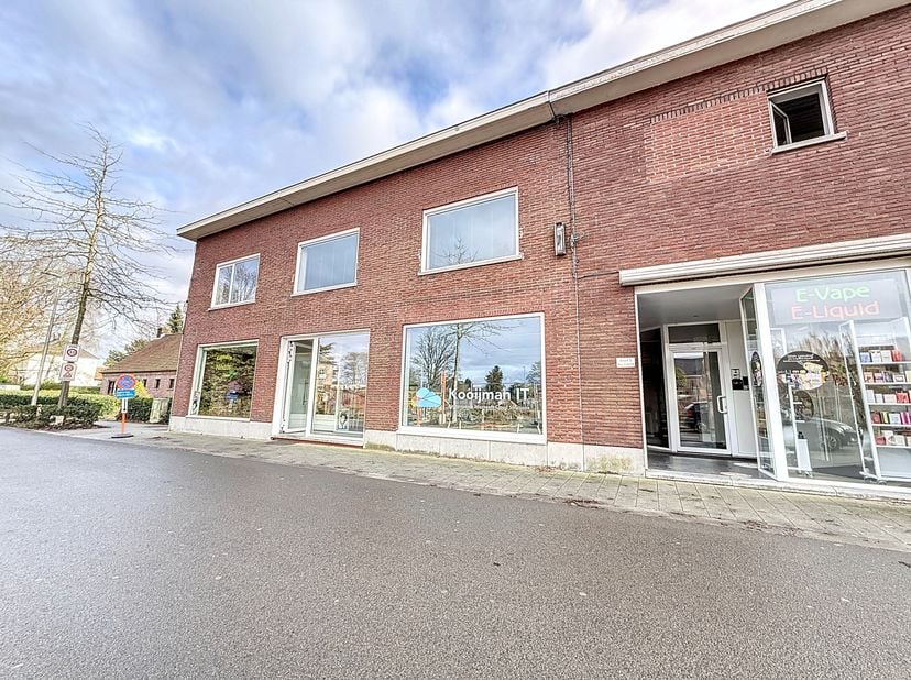 Espace commercial et commercial situé dans un emplacement idéal dans le centre d&#039;Essen. Equipé de sa propre porte d&#039;entrée, d&#039;une vitrine, d&#039;une pièce