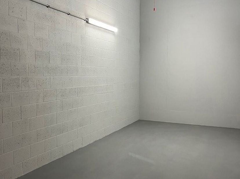 Garage fermé spacieux et central sous Albertplein dans le cœur commercial de la Zoute sur la Zeedijk avec possibilité de recharger un véhicule électri