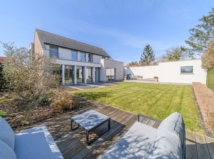 Deze ruime en kwalitatieve afgewerkte villa is gelegen op een perceel van 10are52ca in het landelijke Gijzegem.  In deze tijdloze woning staat ruimte,