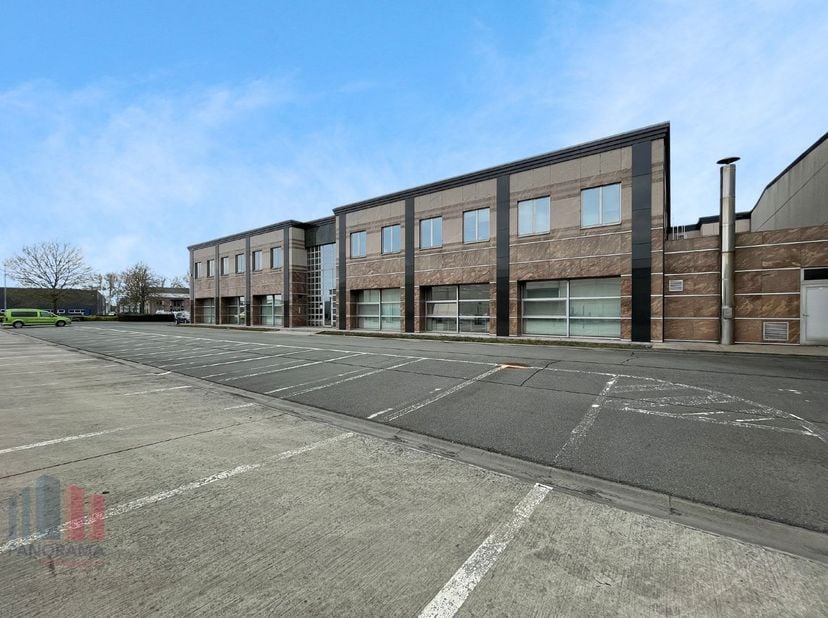 Deze multifunctionele ruimte biedt tal van mogelijkheden, of het nu gaat om opslag, showroom of kantoorruimte. Met oppervlaktes van 363 m² tot 704 m²,