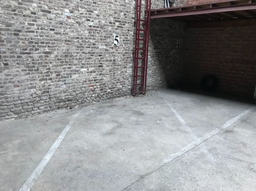 Parkeerplaats in overdekte afgesloten parking in de Meldertstraat in Hasselt - &lt;br /&gt;
Een staanplaats voor een stadsauto te huur in een afgesloten ove