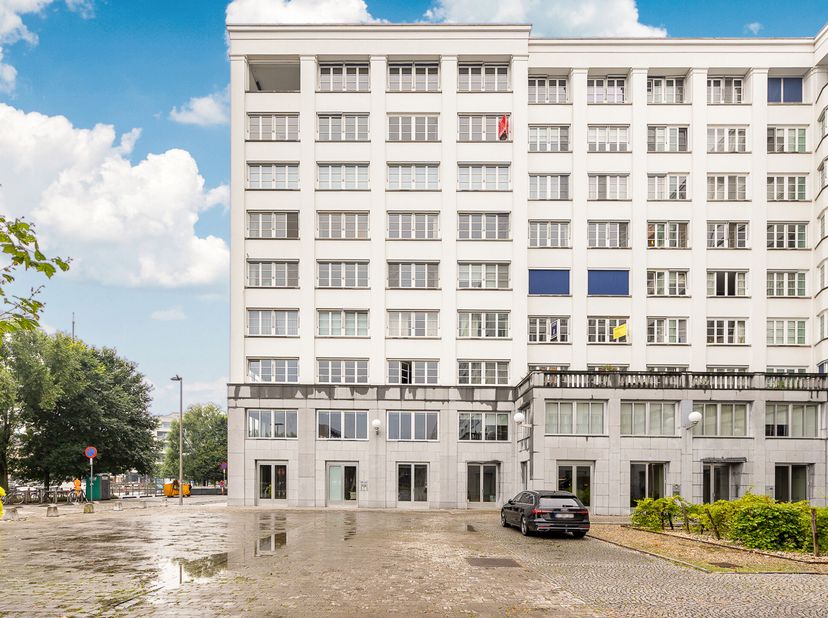 Luxueus appartement op het Eilandje, tussen de Napoleon- en de Godefriduskaai.&lt;br /&gt;
Op de tweede verdieping van het statige Entrepot krijgt u de toeg