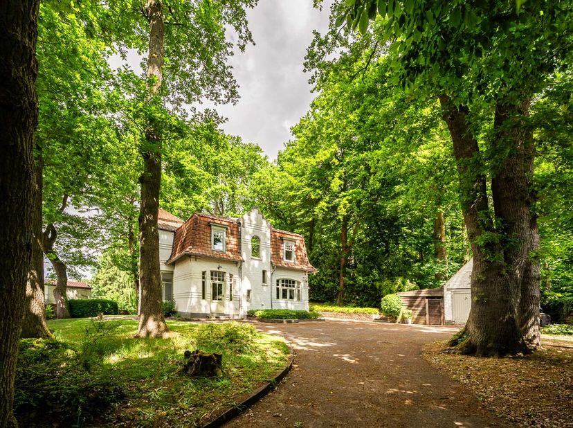 In het beschermde dorpscentrum van het kunstzinnige en pittoreske Deurle  een van de meest gegeerde en charmante dorpen van de Leiestreek  bevindt zic