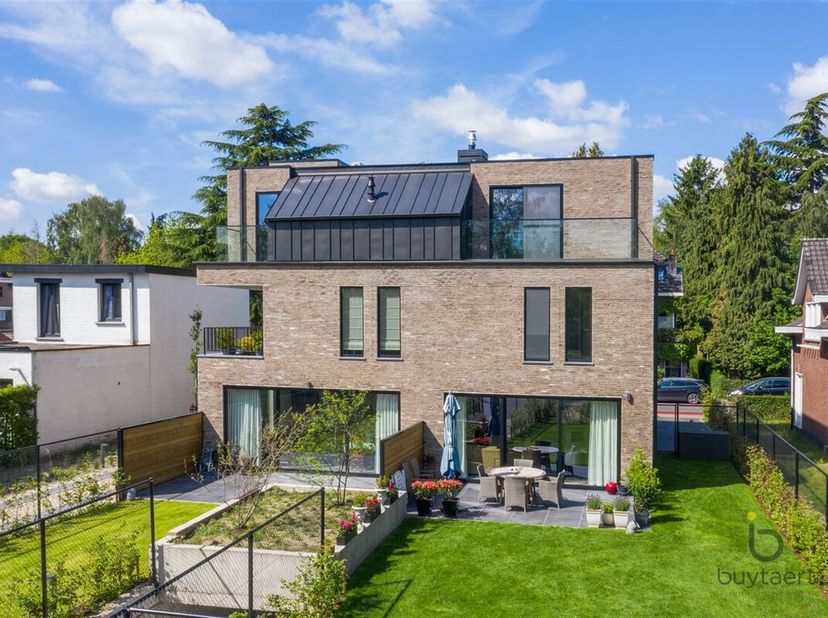 Recent appartement met een stijlvolle afwerkingsgraad, gelegen op een boogscheut van centrum Schilde. &lt;br /&gt;
Twee mooie slaapkamers met verlichting vo