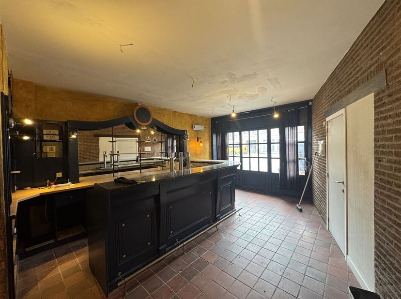 Immeuble de rapport composé d&#039;une surface commerciale et 2 appartements une chambre, sis en plein coeur de Péruwelz. &lt;br /&gt;
Situation idéale : à proxi