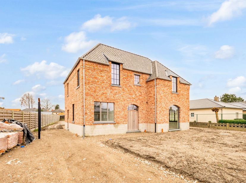 EEN BIJZONDERE WONING OP EEN KNAP PERCEEL VAN 10A 25CA. DEZE NIEUWE EN VOLLEDIG AFGEWERKTE VILLA OP EEN RESIDENTIELE LOCATIE BESCHIKT OP DE GELIJKVLOE