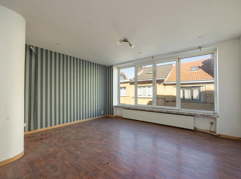 Te renoveren opbrengsteigendom opgedeeld in twee appartementen en een ruime garage in het bruisende Antwerpen Noord!&lt;br /&gt;
Het te renoveren pand besta