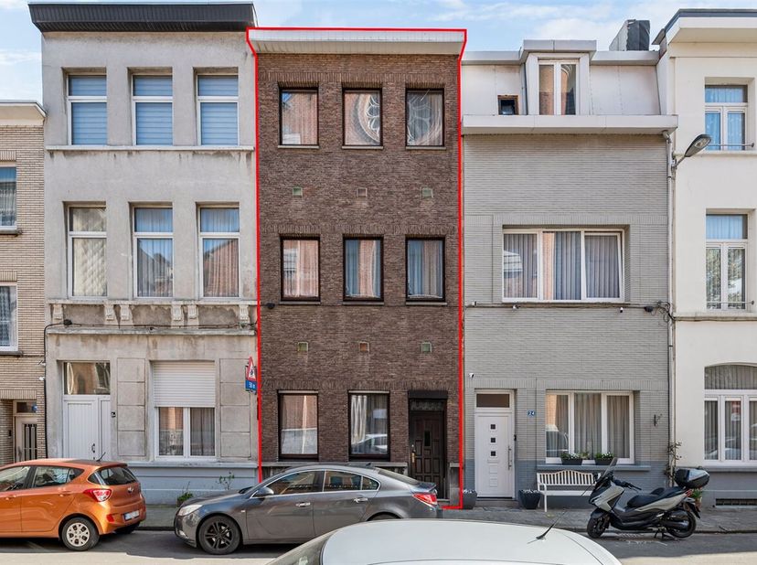 Woning met 4 slaapkamers in het bruisende 2060&lt;br /&gt;
 Ligging: Ontdek deze rijwoning in de Van Helmontstraat, vlakbij de Pothoekstraat, met openbaar v