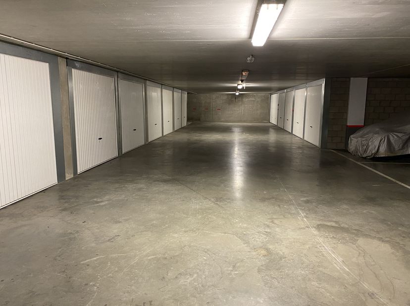 Garagebox 24 in kelder Residentie Bospark met adres Bosstraat 136, verdieping -2.&lt;br /&gt;
Afsluitbare garagebox met poort, voorzien van lichtpunt met sc
