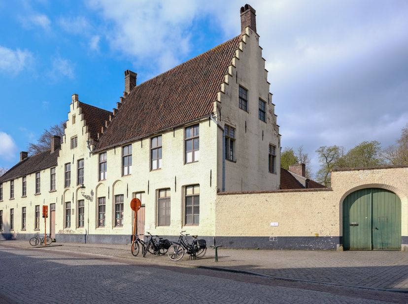 Op een ideale uitsvalsbasis in de Boeveriestraat in centrum Brugge, vlakbij &#039;t Zand, het Concertegebouw en het Station, en schuin tegenover het klasse