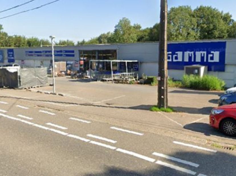 espace commercial a vendre ou a louer sur la Luikersesteenweg à Tongres. Idealement situé avec une belle visibilité. le bâtiment à une largeur de faça