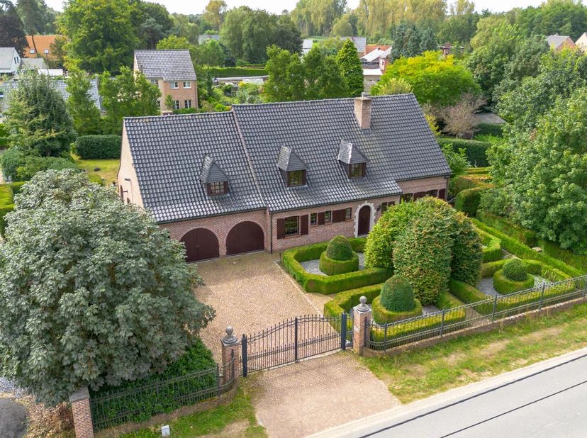 Deze statige villa is gelegen te Mol-Ezaart in een rustige buurt ideaal tov toegangswegen richting Geel, Lommel en autostrade.&lt;br /&gt;
Het volledige per