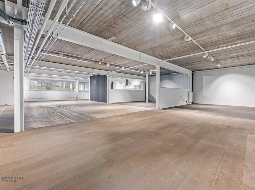 Op een uitstekende locatie te Heist-op-den-Berg bevindt zich deze kantoorruimte van 335 m². U geniet hier van een uitstekende bereikbaarheid vlakbij b