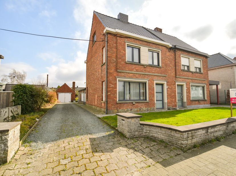 Deze TE RENOVEREN woning met grote tuin en losstaande garage heeft veel ruimte en mogelijkheden. &lt;br /&gt;
&lt;br /&gt;
INDELING: inkomhal met trap, woonkamer