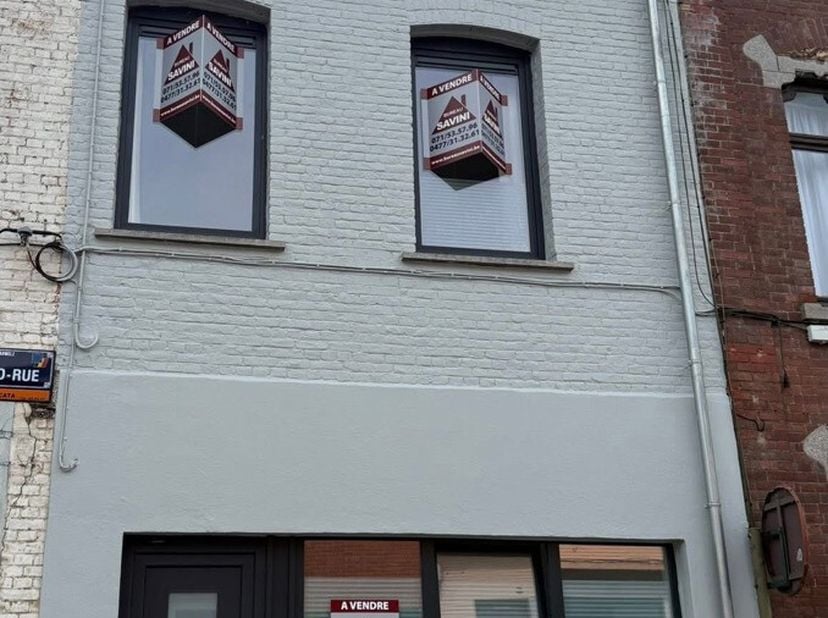 À VENDRE - Morlanwelz&lt;br /&gt;
Maison 3 chambres denviron 130 m² habitables, entièrement rénovée, située à proximité des grands axes et des commodités.&lt;b