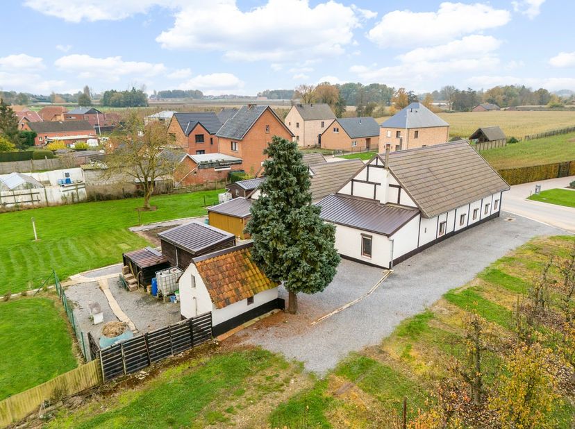 Deze charmante hoeve is gelegen in het rustige Schakkebroek. Een deelgemeente van Herk-de-Stad. &lt;br /&gt;
De woning is aan 2 zijden (links en achterligge