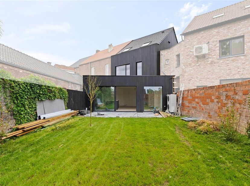 Luxueuze nieuwbouwwoning met hoge afwerking, tuin, 5 slaapkamers in centrum van Moerbeke.&lt;br /&gt;
Comfortabele woning in houtskeletbouw met 5 slaapkamer