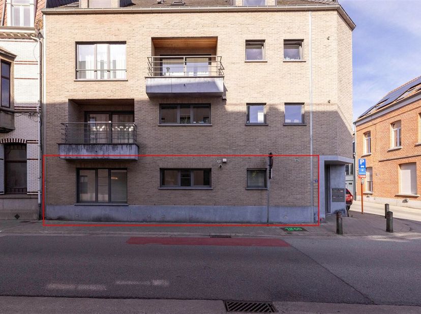 Instapklaar, ruim gelijkvloers appartement met 2 slaapkamers en terrasje&lt;br /&gt;
Ligging: Dit appartement bevindt zich in het centrum van Herentals met