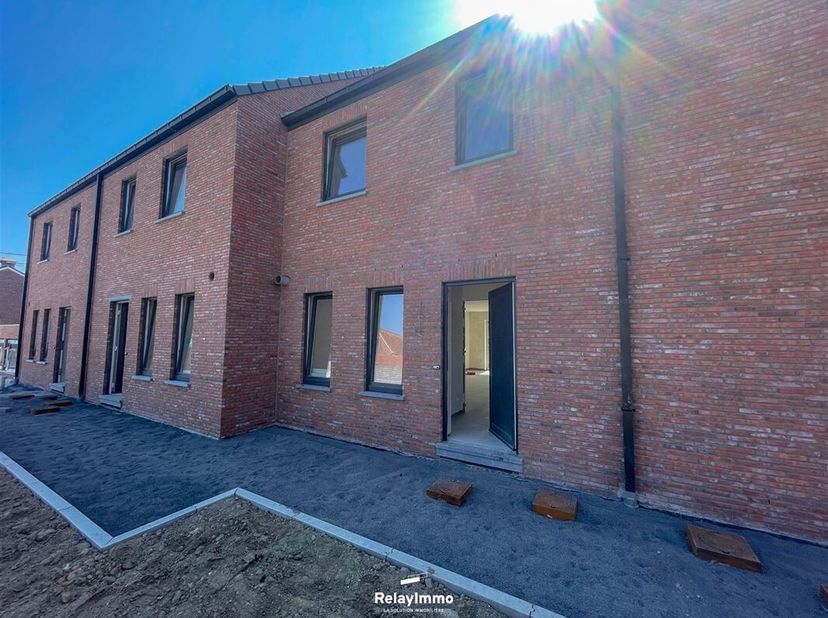 Nouvelle maison deux façades (Lot 3) avec trois chambres (poss quatre et bureau - OPTION), une salle de bain, deux emplacements de parking et jardin.