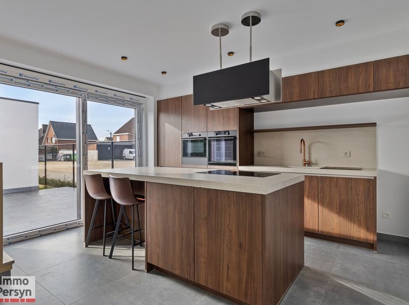 Deze prachtige woning, gelegen aan de Diestsesteenweg in Rillaar, biedt een unieke combinatie van topafwerking, ruimte en energiezuinigheid. De woning