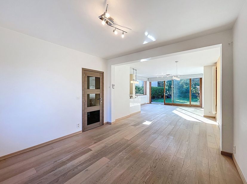 À proximité des Trois Tilleuls et de la Place Keym, situé dans une rue calme et verdoyante, superbe maison 4 chambres rénovées de ±160m² avec garage e