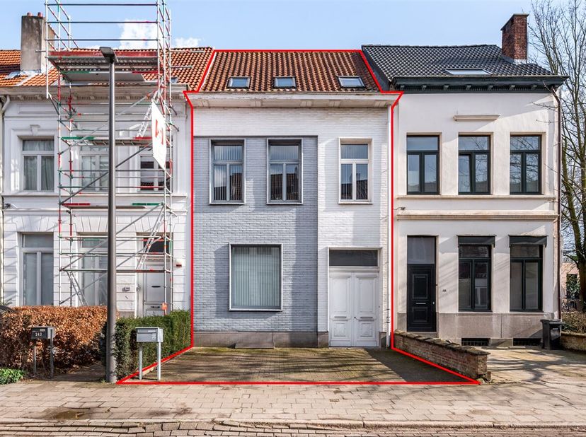 Prachtig herenwoning (180m²) met authentieke elementen voorzien van vier slaapkamers en prachtig aangelegde tuin met terras, zonneterras, tuinhuis en