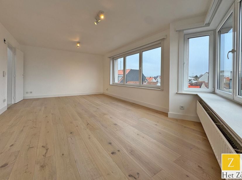 Cet appartement d&#039;angle moderne est situé à proximité de la Lippenslaan, de la gare et de Duinenwater.&lt;br /&gt;
L&#039;appartement bénéficie d&#039;un aménagement