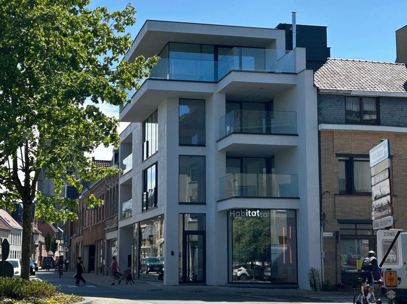 Ce projet contemporain comprend un bâtiment commercial au rez-de-chaussée et seulement trois appartements exclusifs. &lt;br /&gt;
De nombreux avantages tels