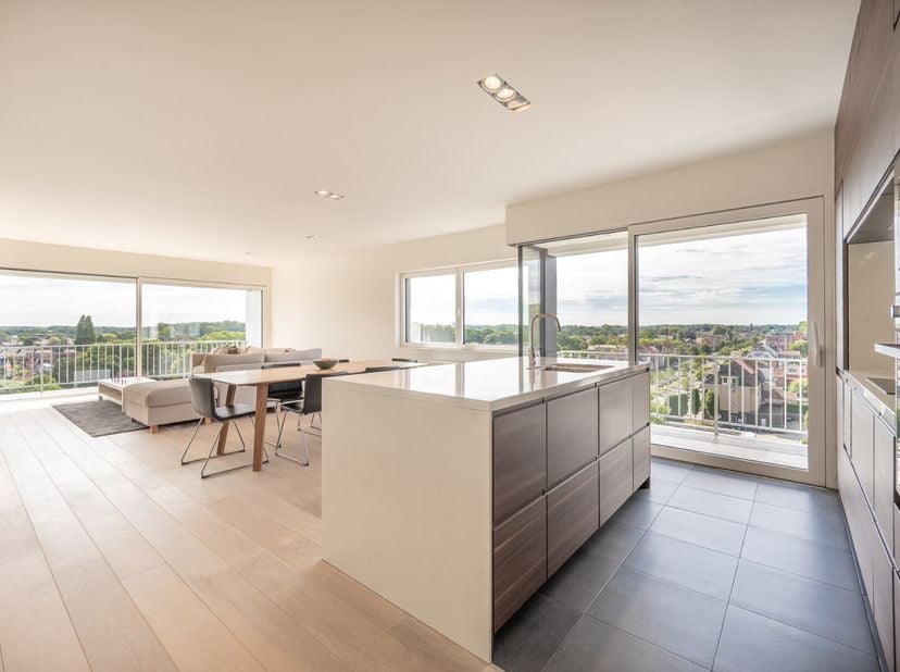 Ontdek dit prachtig gerenoveerde appartement (2019) in de geliefde Baron Ruzettelaan, op wandelafstand van winkels, openbaar vervoer, scholen en op ee