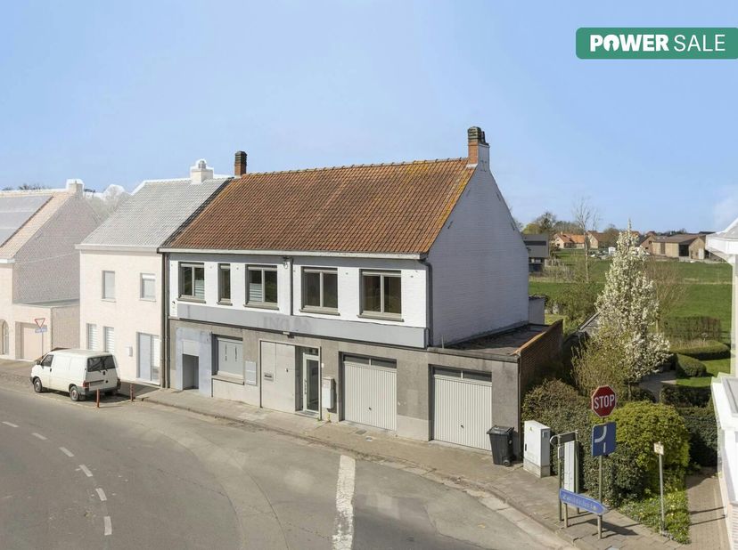 Propriété commerciale à vendre à Elverdinge composée d&#039;un immeuble de bureaux avec un appartement en duplex au-dessus. À la fin des années 1970, ce bâ