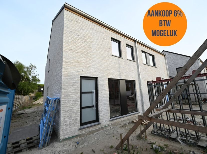 Op deze locatie worden er 3 TIJDLOZE én RUIME NIEUWBOUWWONINGEN opgericht, in een AANGENAME WOONOMGEVING, vlakbij bossen, diverse faciliteiten en open
