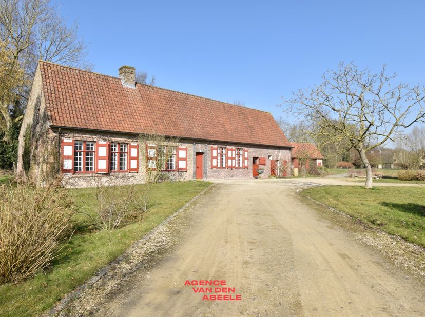 Deze historische kasteelhoeve bevindt zich nabij het centrum van Loppem en biedt een goede verbinding met de snelweg.&lt;br /&gt;
Het hoofdgebouw bestaat ui