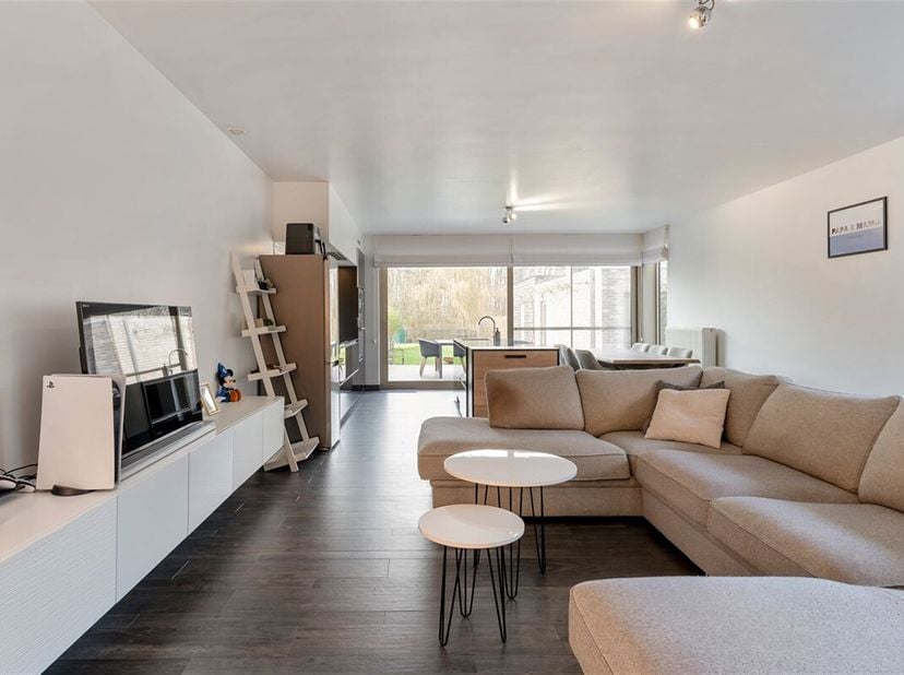 Deze halfopen woning, gebouwd in 2016 op een terrein van 818 m²,  is gelegen nabij het centrum van Duffel . Er is een vlotte bereikbaarheid naar Lier,