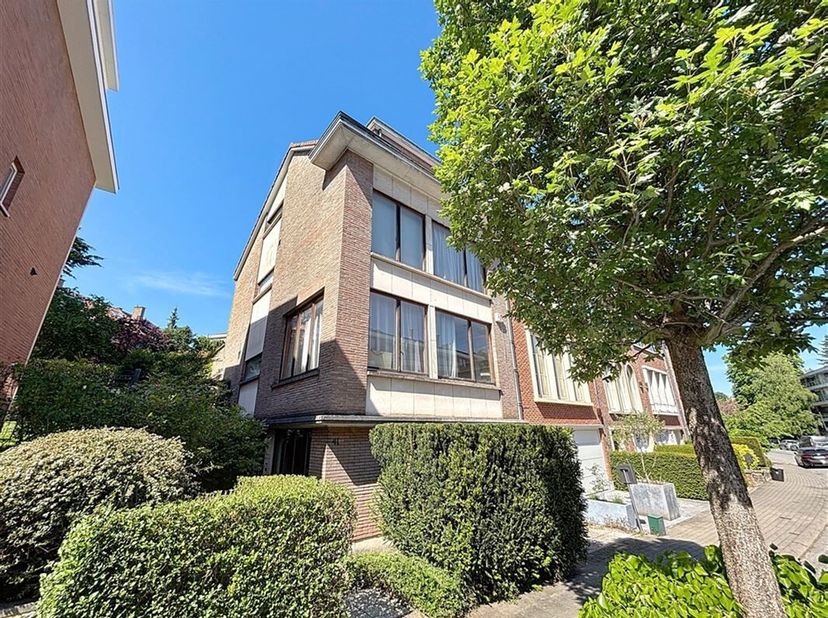 Gelegen aan de &quot;Rue du Bemel&quot; in de wijk Chant d&#039;Oiseau, prachtig huis met 3 hoeken (276m² PEB).&lt;br /&gt;
Het bestaat uit: op het gelijkvloers: een kanto