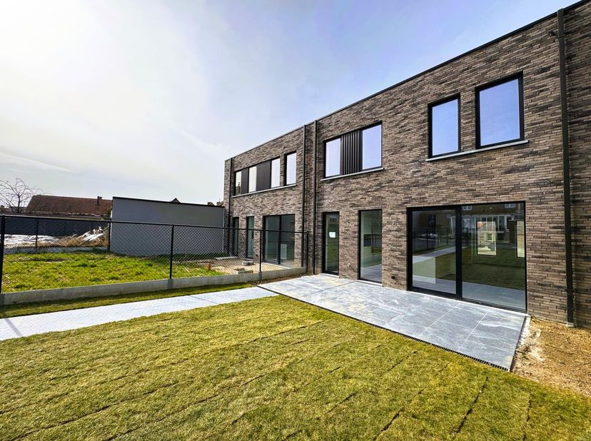 Op een toplocatie in Erpe-Mere, met alle voorzieningen binnen handbereik en een vlotte verbinding met de E40, staat deze energiezuinige nieuwbouwwonin