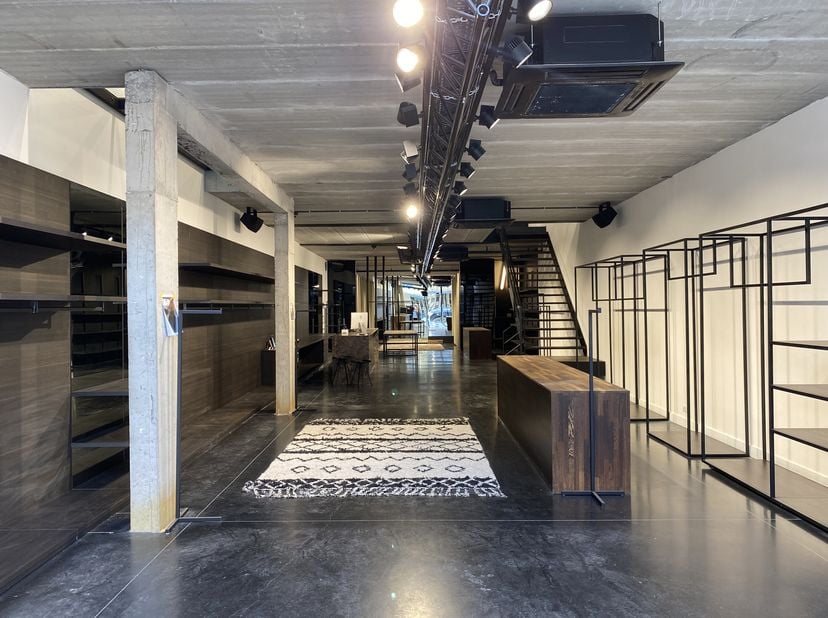 Local commercial récent d&#039;une surface utilisable totale d&#039;environ 310 m² (répartis au rez-de-chaussée et au 1er étage) à louer dans la Manestraat à Ro