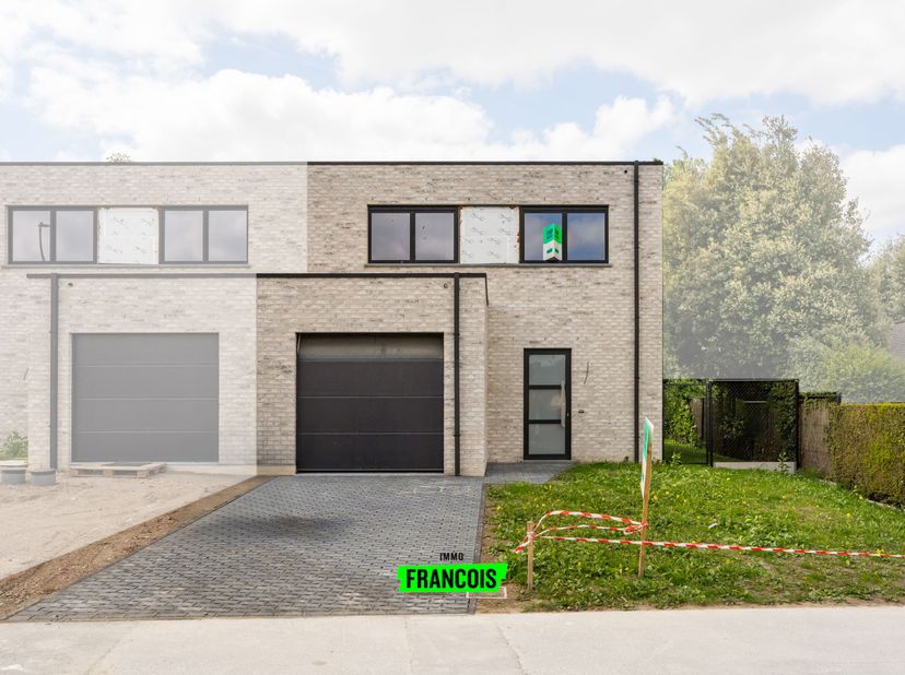 Dans une rue calme à deux pas du centre de Houthulst, nous trouvons cette maison neuve semi-mitoyenne. La maison est entièrement finie avec des matéri