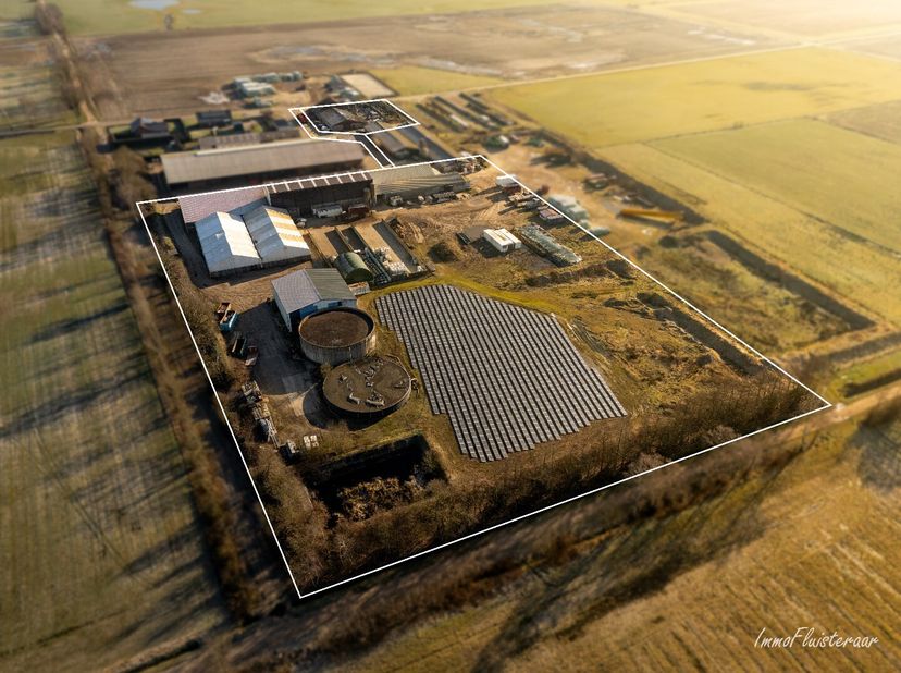 Deze unieke eigendom van 3 hectare biedt tal van mogelijkheden voor ondernemers, investeerders en liefhebbers van ruimte. Met een grote woning en vers