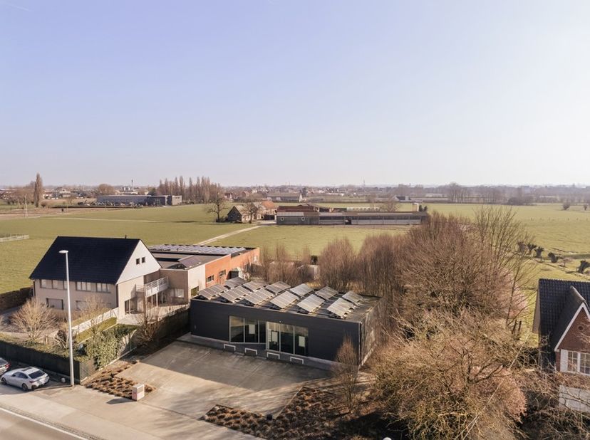 Stap binnen in de grandeur van dit voormalige bankkantoor, nu beschikbaar als een veelzijdig energiezuinig kantoorgebouw dat perfect is voor diverse z