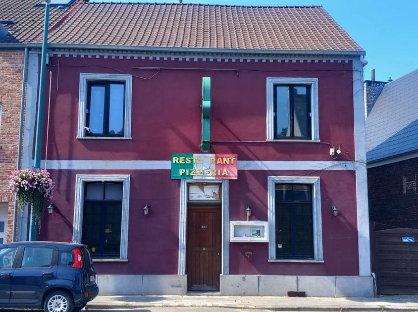 Commercieel gelijkvloers, ingericht als restaurant, met een woonfunctie op de verdieping.&lt;br /&gt;
Gelegen langsheen de N2 - Leuvensesteenweg, nabij het